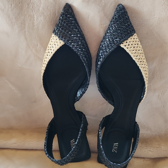 Zara Black and Cream Flats with Elegant Design - Picture 1 of 3